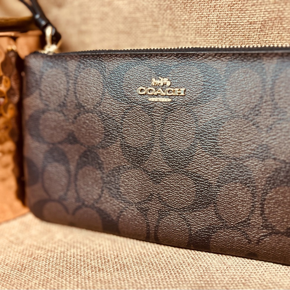 Coach large zip wristlet
Signature coated canvas and recycled leather
Zip
